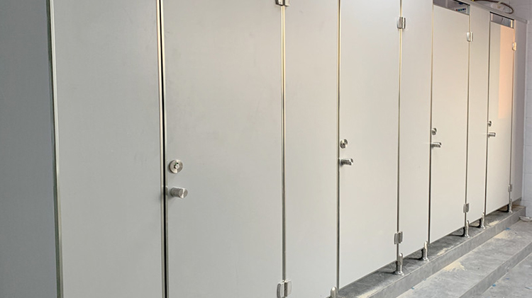 鋁紳仕攜手河源黃村服務區(qū)衛(wèi)生間隔斷定制案例