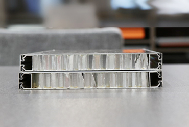 全鋁復(fù)合蜂窩板衛(wèi)生間隔斷1