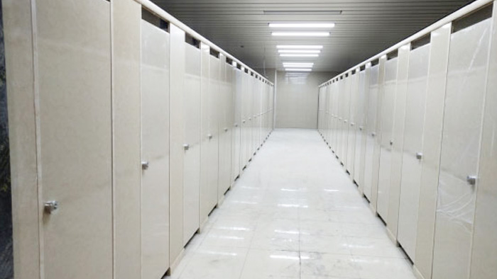 鋁紳仕攜手湖南張家界高鐵站衛生間隔斷定制案例